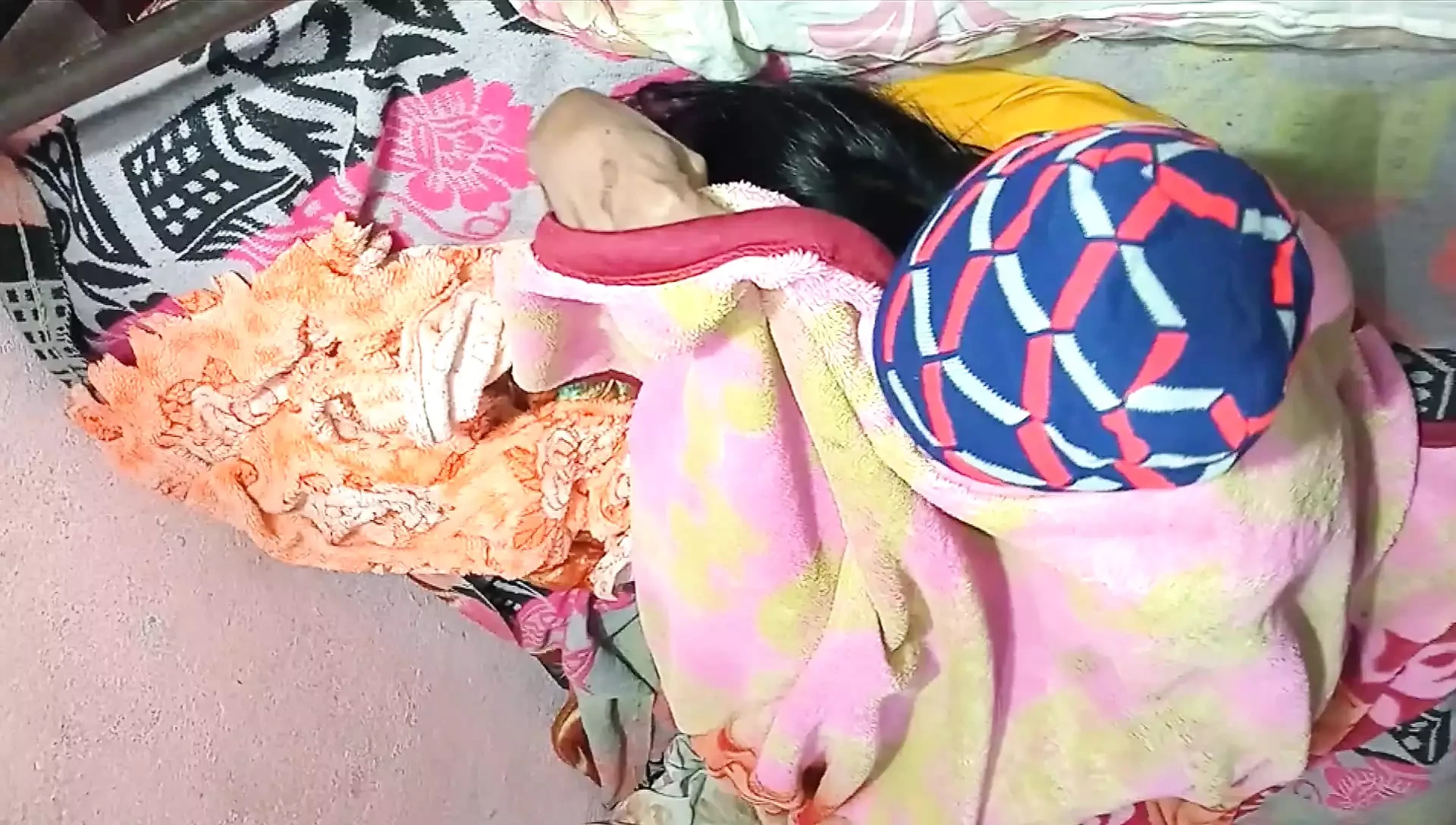 DESI MAIDA KO PELAE KAR DI RAAT ME SANDE KO