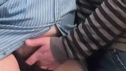 Cewek mesum lagi asik ngusap memek berbulunya di kereta bawah tanah