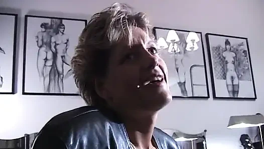 Olgun sürtük oyuncu seçmelerinde amını parmaklıyor ve ovuyor