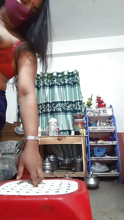 Sexy boudi starting making sexy and fingering video again
