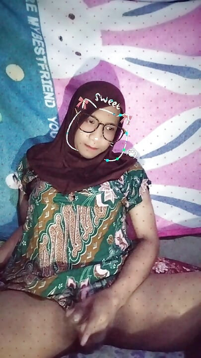 Hijab transsexual se masturbando no quarto