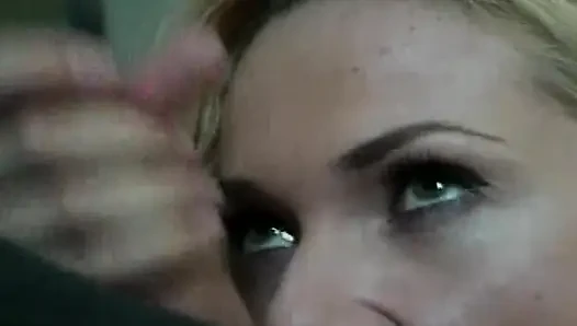 Schönes blondes schätzchen bekommt nach intensivem muschi-fick eine gesichtsbesamung