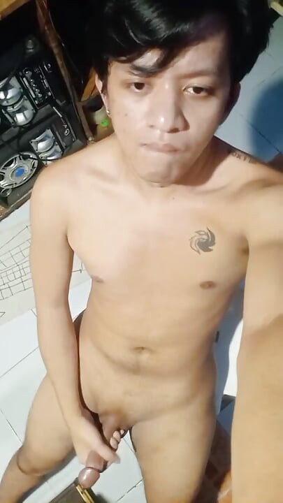 Linda Asia Twink masturbándose - escena de estudio