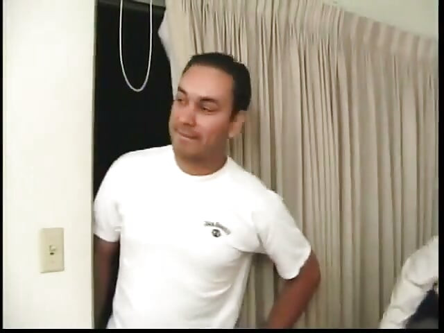 Dois machos revezando para foder a vadia gorda safada em um ménage