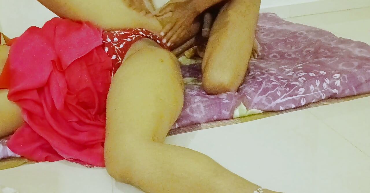 Riya Bhabhi saw her brother-in-law fighting and shaking and having sex