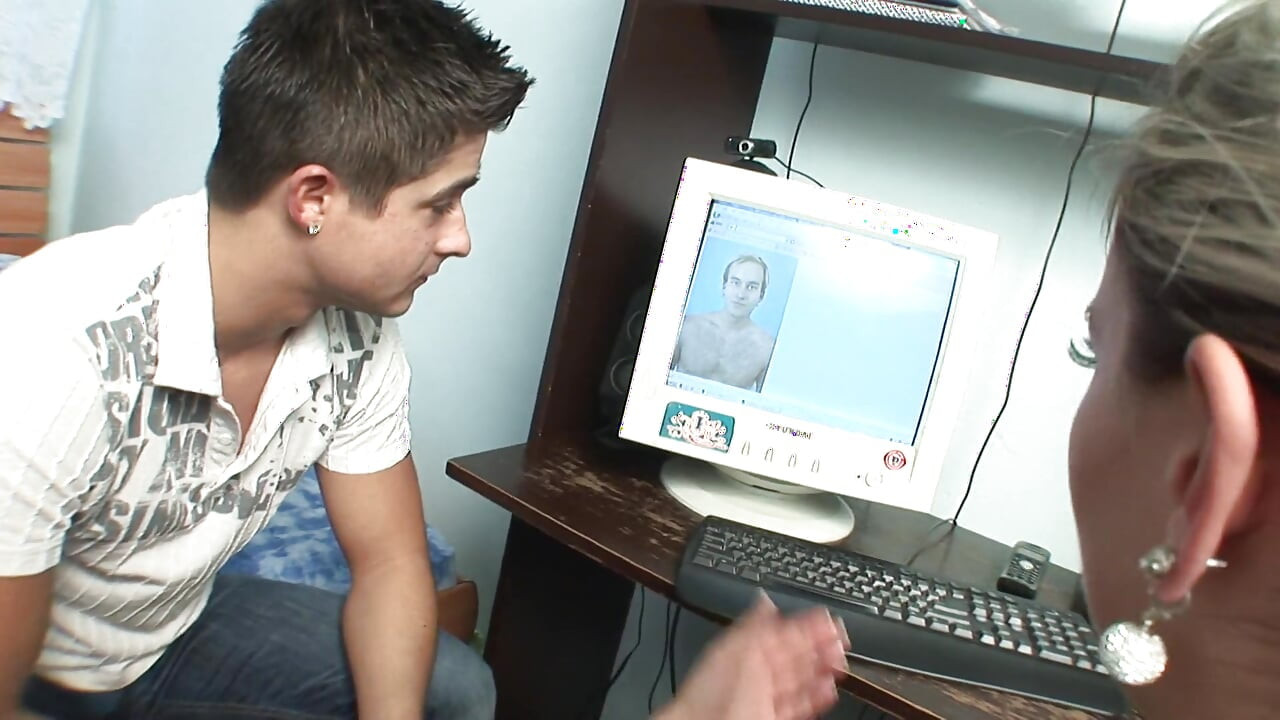 Сексуальную тинку трахает большая палочка незнакомца