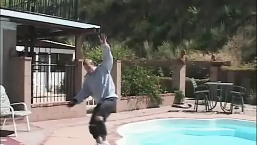 Milf pirang seksi menjilati di taman