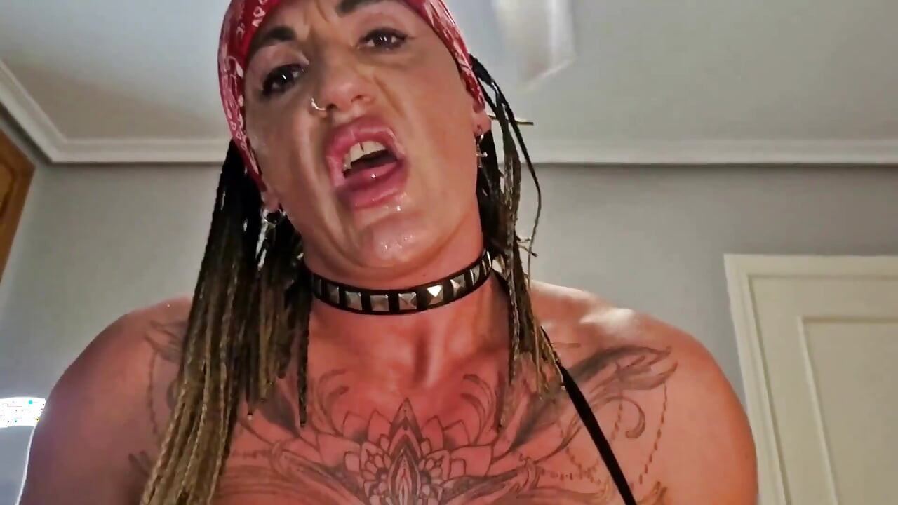 Danaxmuscles sprengt und nimmt einen großen schwanz tief in den hals