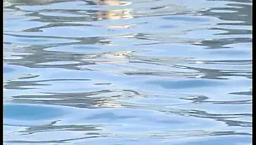 Sarışın kız havuz kenarında göğüslerine büyük bir yarak emiyor