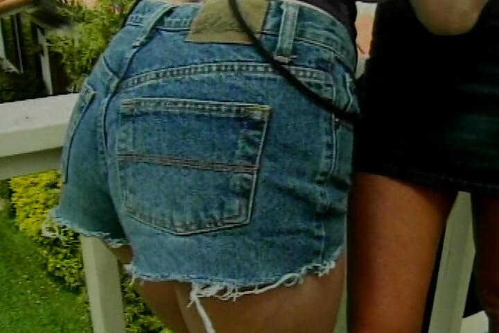 Platinblondine-schätzchen haben spaß mit einem großen dildo