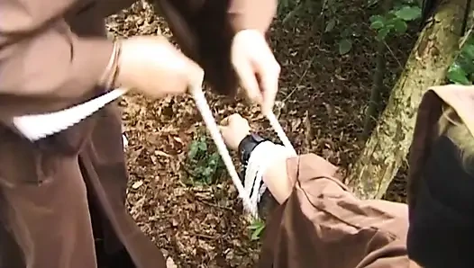 Mit kapuze, reifer mann erträgt klemmen und schwere ketten