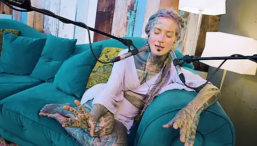 B hakkında konuşuyorum - bordem - asmr podcast sfw konuşuyor gotik sıska kız dreadlocks dövmeli model dövmeli kız