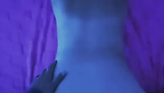 Tante seksi ini lagi asik nyepong kontol sampai membungkuk