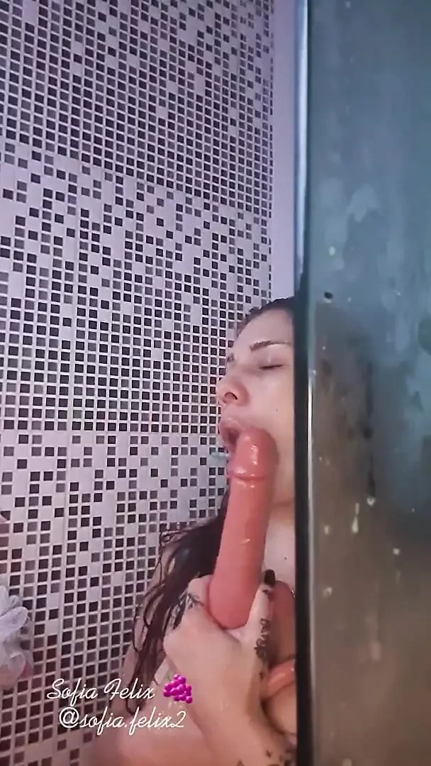 Hot Babe Masturbating in the Bath