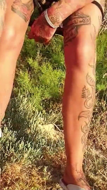 « Un vrai couple allemand mature fait pipi et baise dans la nature pendant un voyage de vacances près de la plage »
