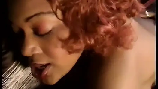 Cewek dengan payudara besar disetubuhi dengan pakaian dalam