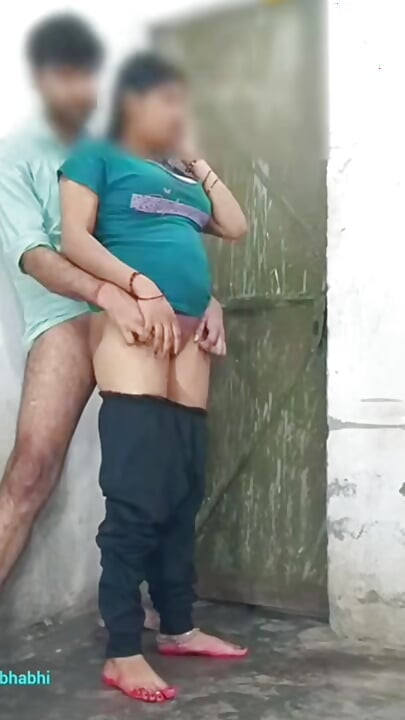 En la casa del novio de la novia y de pie en audio hindi