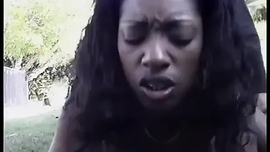 Heißes schwarzes schätzchen strippt und lutscht dann an einem großen schwarzen schwanz