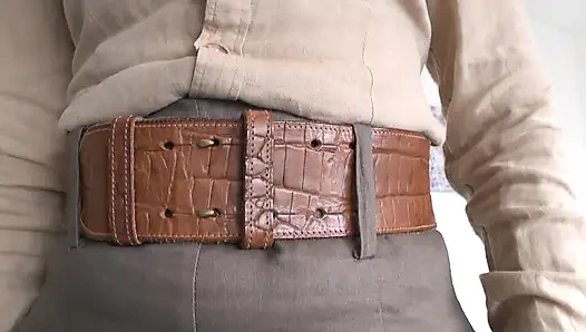 Cewek seksi dengan rok mini ini lagi asik dicoba pakai kostum linen, bagian 3, lady victoria valente