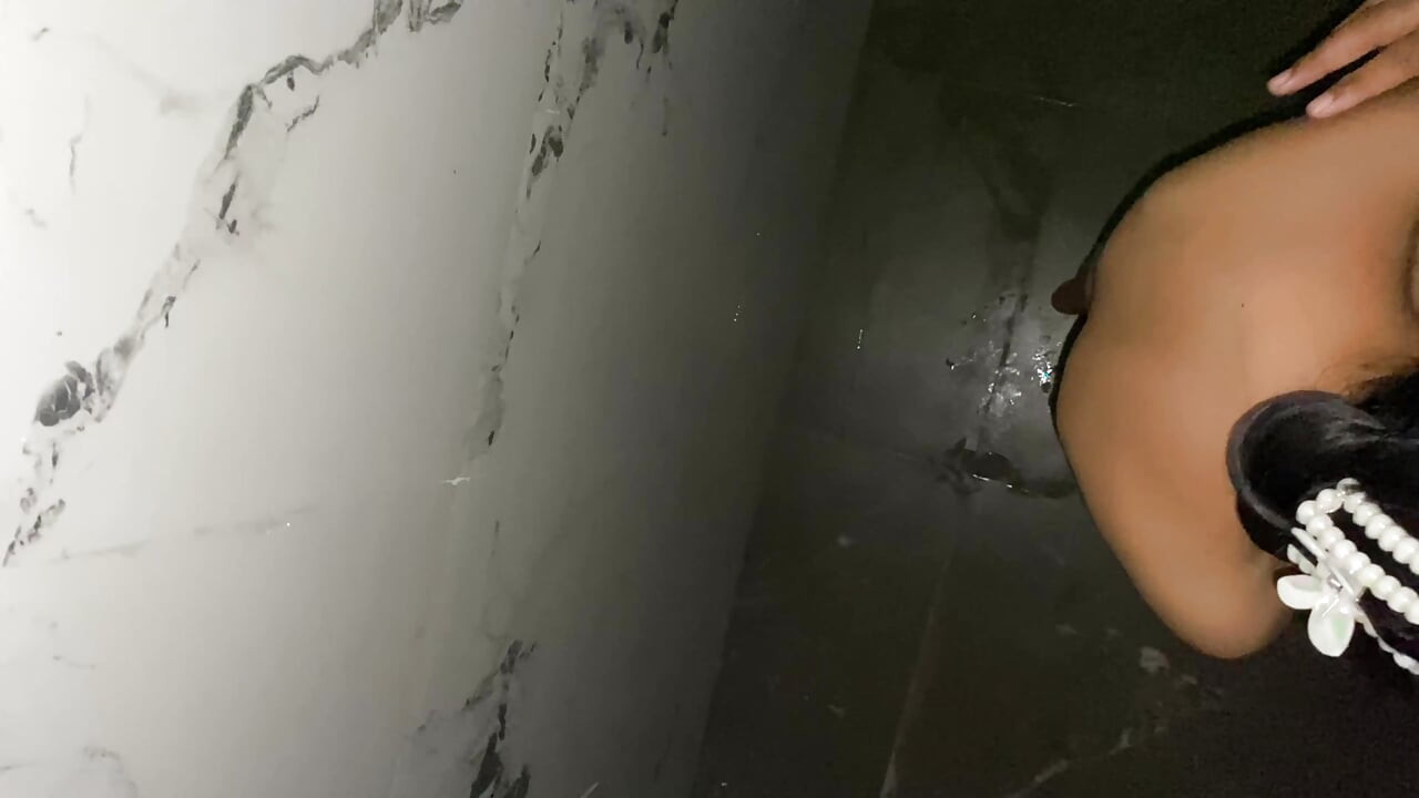 Ošukal jsem přítelkyni mého přítele v koupelně, také jsem vyučil na holku