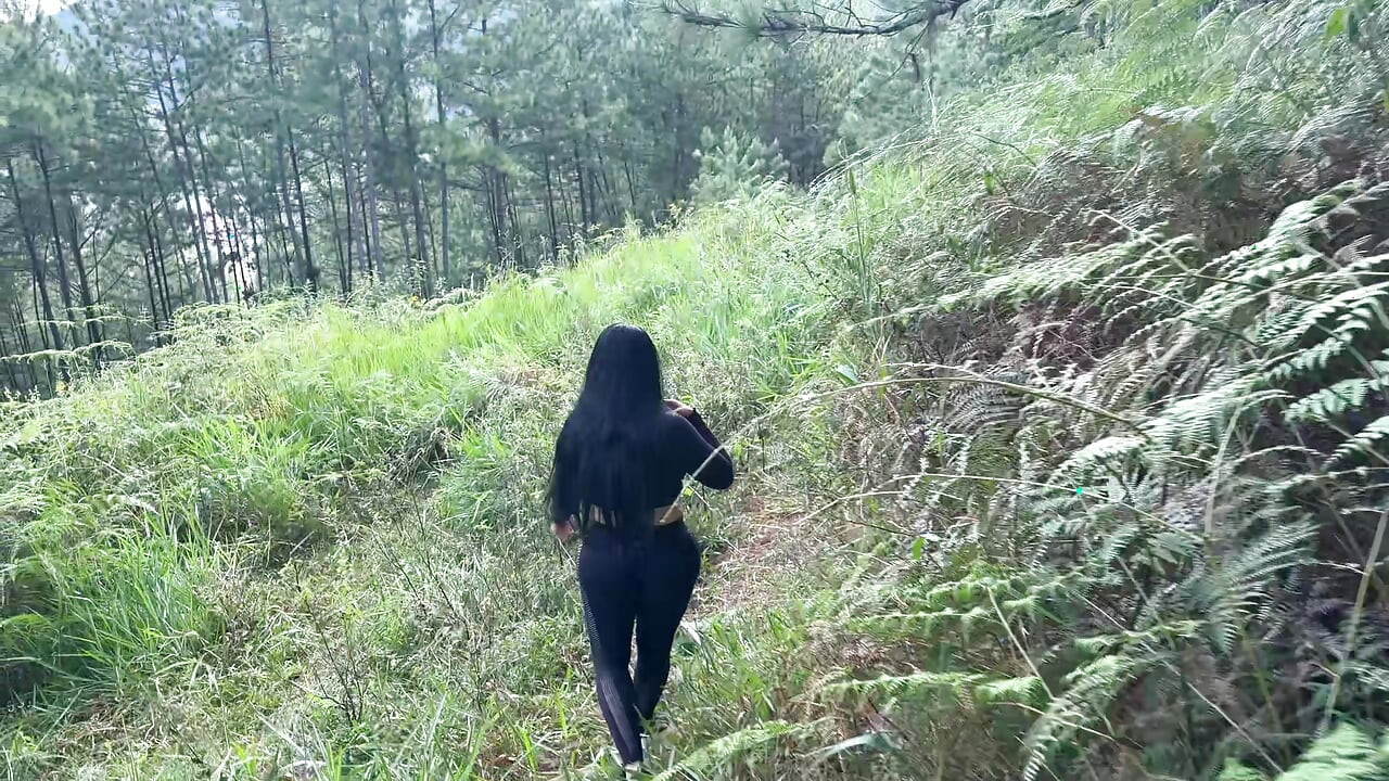 Die beste Freundin meiner Freundin lutscht mir im Wald, während wir spazieren gehen