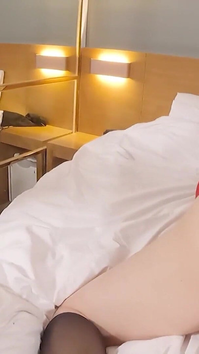 挤奶亚洲人妖鸡巴的性玩具 | 短片 1