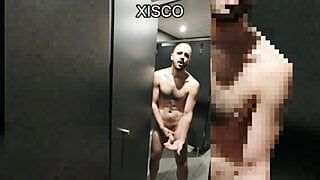 Xisco entre les douches de la salle de sport