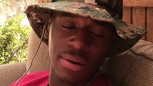 Блондинку в нижнем белье трахает на улице ебарь с большим черным членом