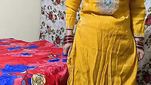 Sevimli Hintli üvey kız kardeş külotunu çıkarıyor ve amının içine boşalıyor.