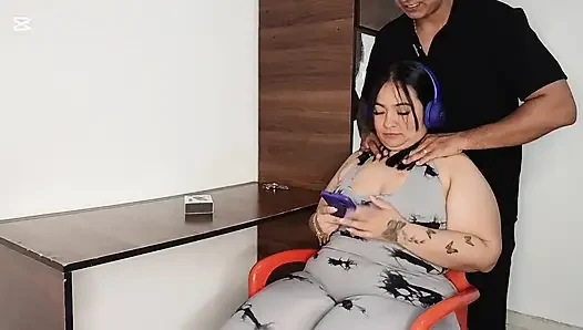 Sementara saudara tiri saya sibuk, saya datang untuk menenangkannya dengan sedikit kasih sayang, merayunya dan sering menidurinya.