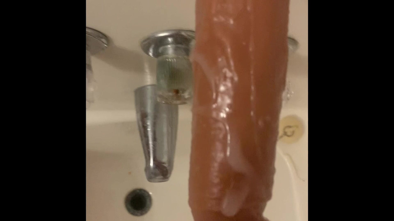 淋浴操逼和射在假阳具上