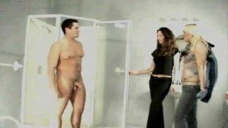 Donne vestite uomo nudo nella doccia