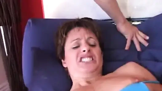 Cori gates si cewek hot rambut cokelat dengan toket kecil lagi asik ngentot di sofa