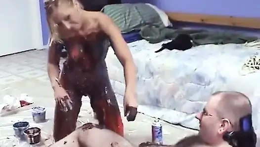 Sexy blondine wird vom nachbarn gefickt und mit essbarer farbe beschmiert