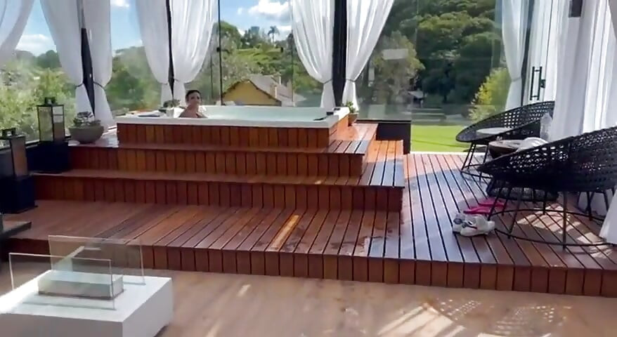 Eu levei minha vizinha ao banheiro do hotel e mostrei meu brinquedo a ela