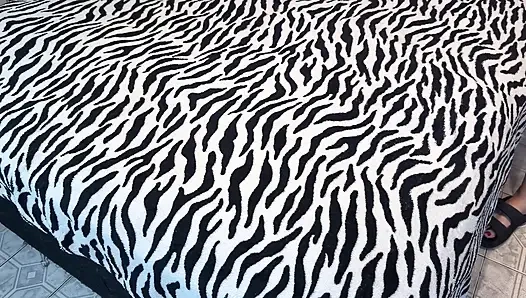 Die Haushälterin, die mit dem Chef extra arbeitet, lutscht ihren Chef und gibt ihr die Muschi dem Pornoboss