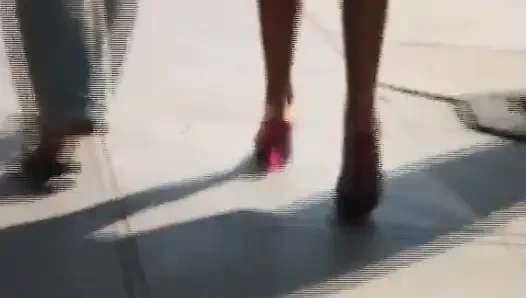 Sarışın ve esmer hatunlarla baştan çıkarıcı ayak fetişi oyunu