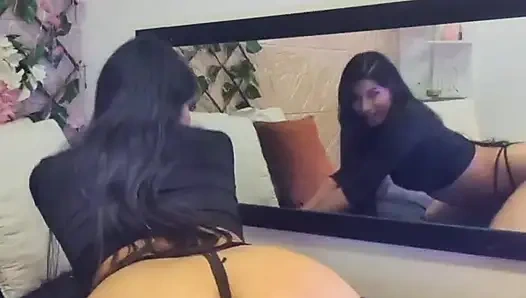 Красивая латина делает идеальное Assgape и шлепает ее задницу