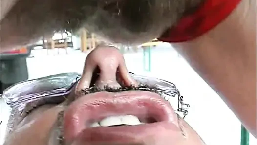 Anal orta yaşlı seksi kadınlar ağzına işiyor