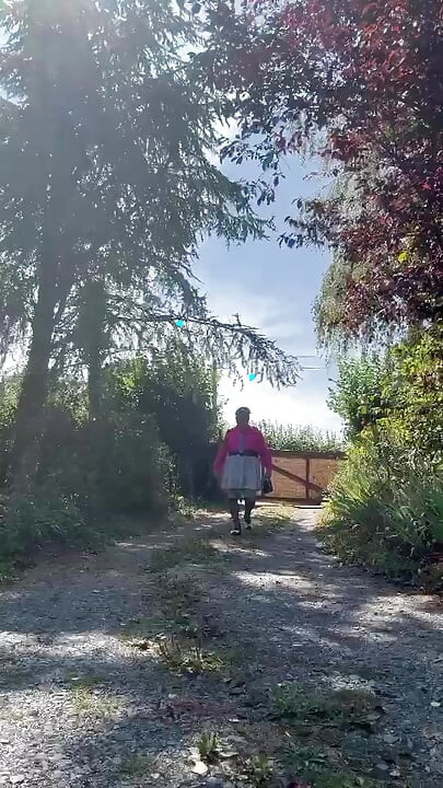In a quick outfit with a fuchsia blouse for an evening
