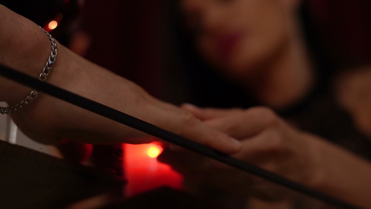 Morena menina com peitos falsos recebe presente carnudo para se divertir