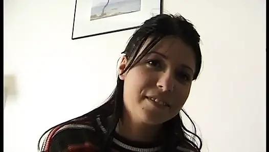 Nettes teen-brünette spielt mit dildo und schwanz