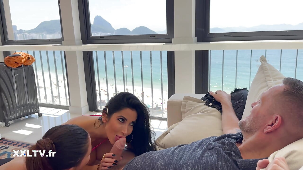 Ele é servido por Clea Gaultier e Anna Polina