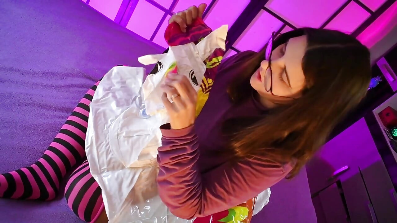 Unboxing och deflating Unicorn Swimring - Bunny Looner