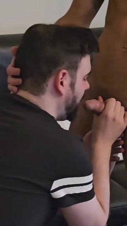 Ključni trenutak iz "Hetero tip iz teretane želi drugu rundu zabave i dopušta mi da mu popušim ogromni kurac i ližem mu guzicu"