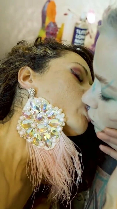 极端肛门拳交动作 - 女孩用大玩具肛交 | 短片 1