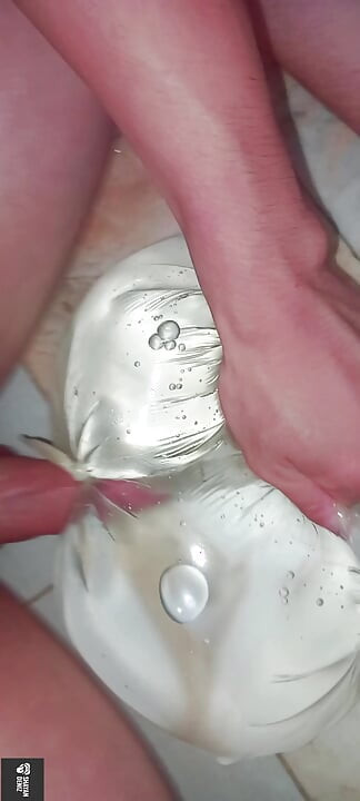 Szenvedélyes szóló játékkal a zuhany alatt💦
