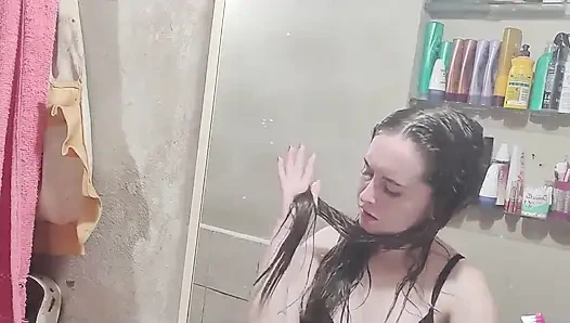 Расчесываю мокрые волосы