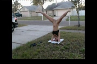 lil c telanjang headstand