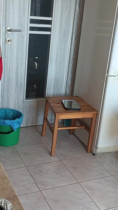Trenutak koji morate vidjeti iz "Vrućeg amaterskog para koji se zabavlja u kuhinji".